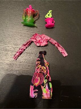 monster high garden mysteries venus clothing + tea set